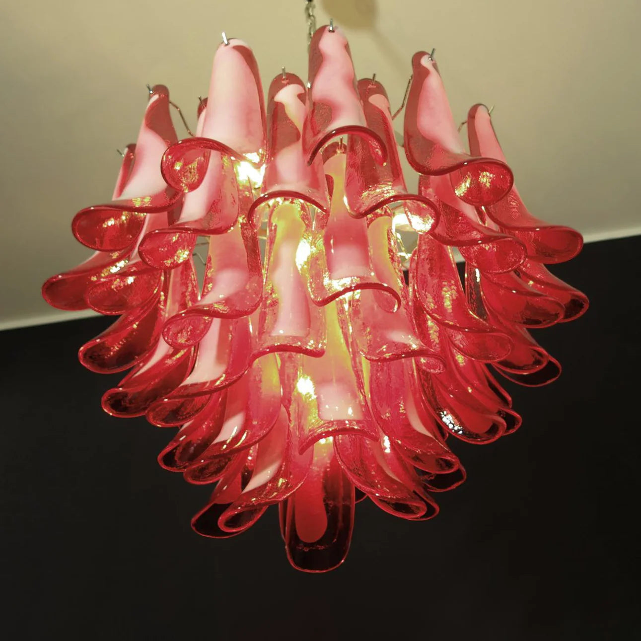 Candelabro vintage de cristal rojo de Murano con pétalos