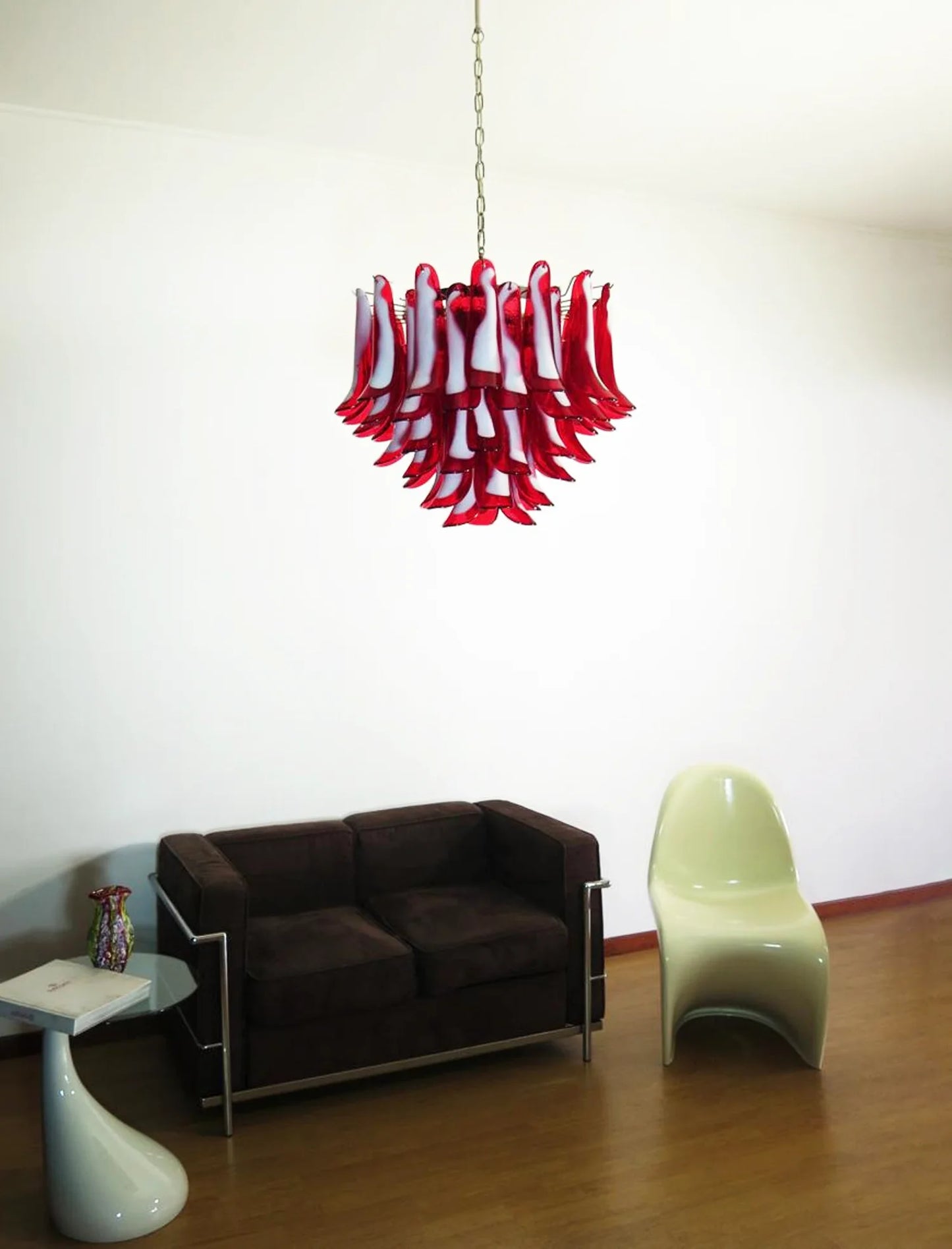 Candelabro vintage de cristal rojo de Murano con pétalos