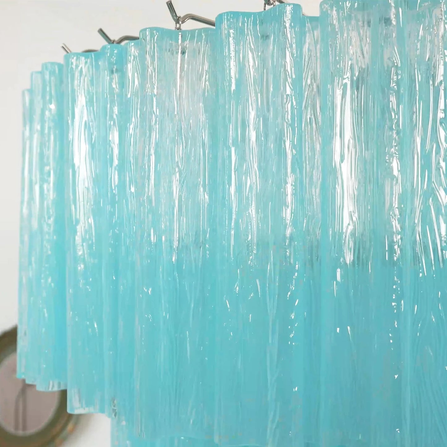 Lámpara de araña con tubos de cristal azul de Murano