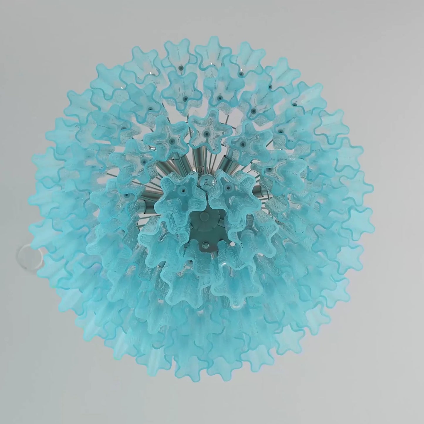 Lámpara de araña con tubos de cristal azul de Murano