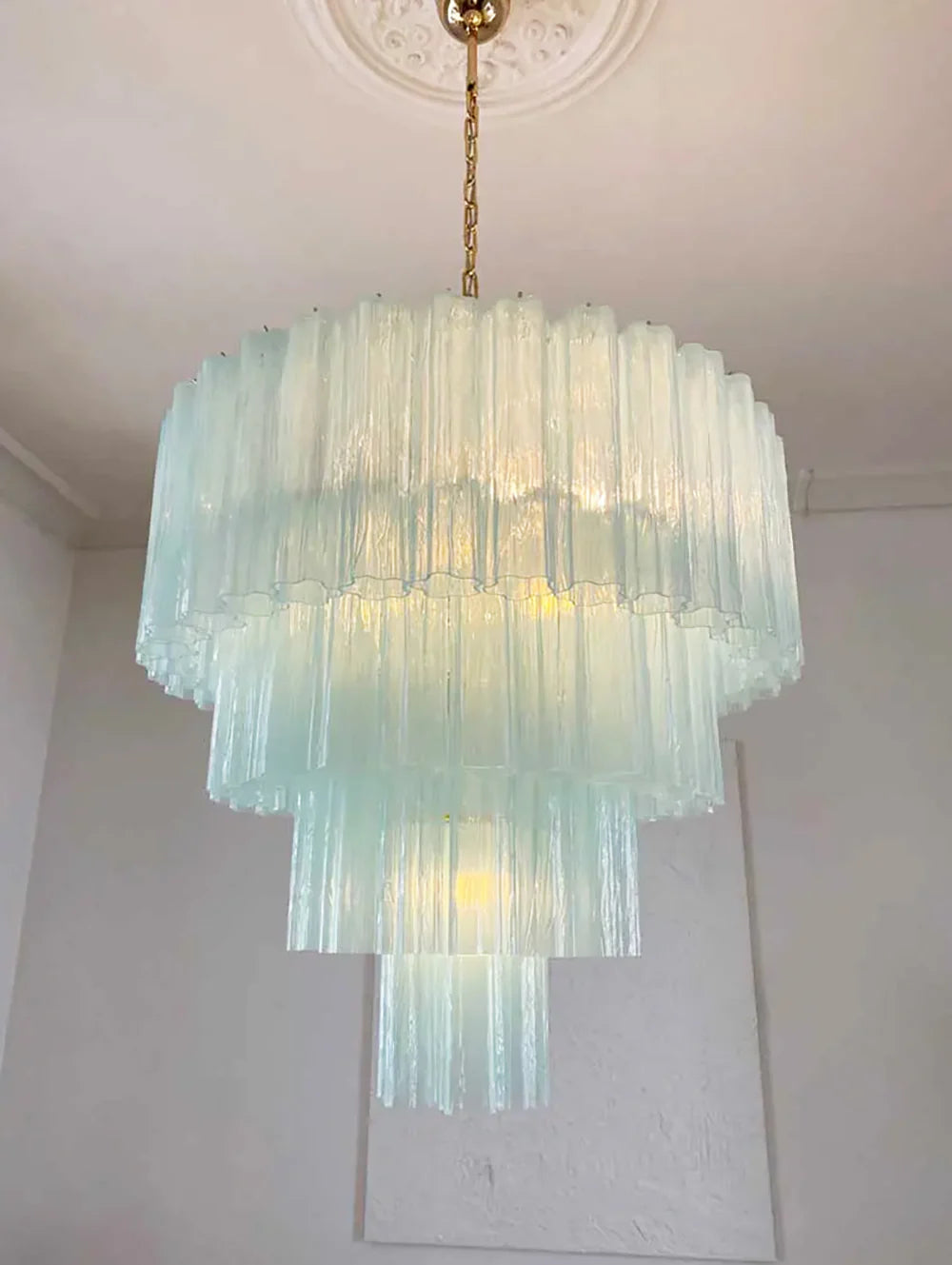 Lámpara de araña con tubos de cristal azul de Murano