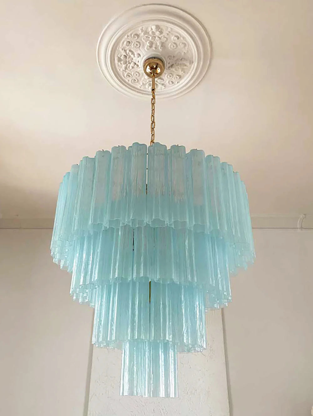 Lámpara de araña con tubos de cristal azul de Murano