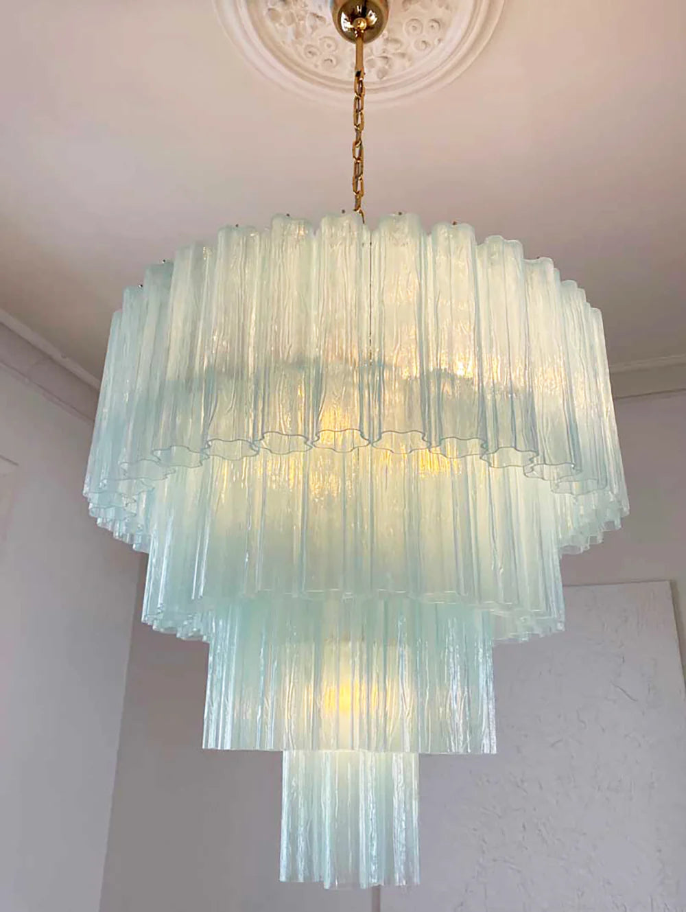 Lámpara de araña con tubos de cristal azul de Murano