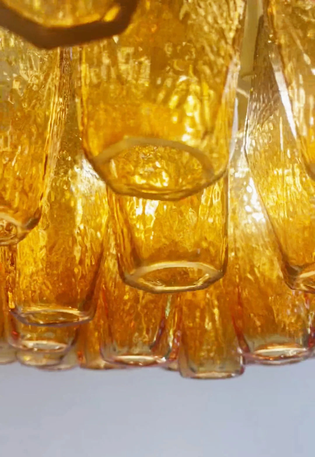 Lámpara de araña de cristal ámbar facetado de Murano
