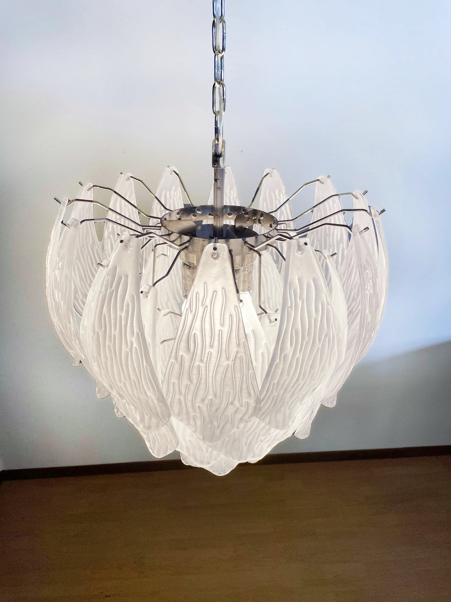 Lámpara de araña con hojas de cristal talladas esmeriladas de Murano