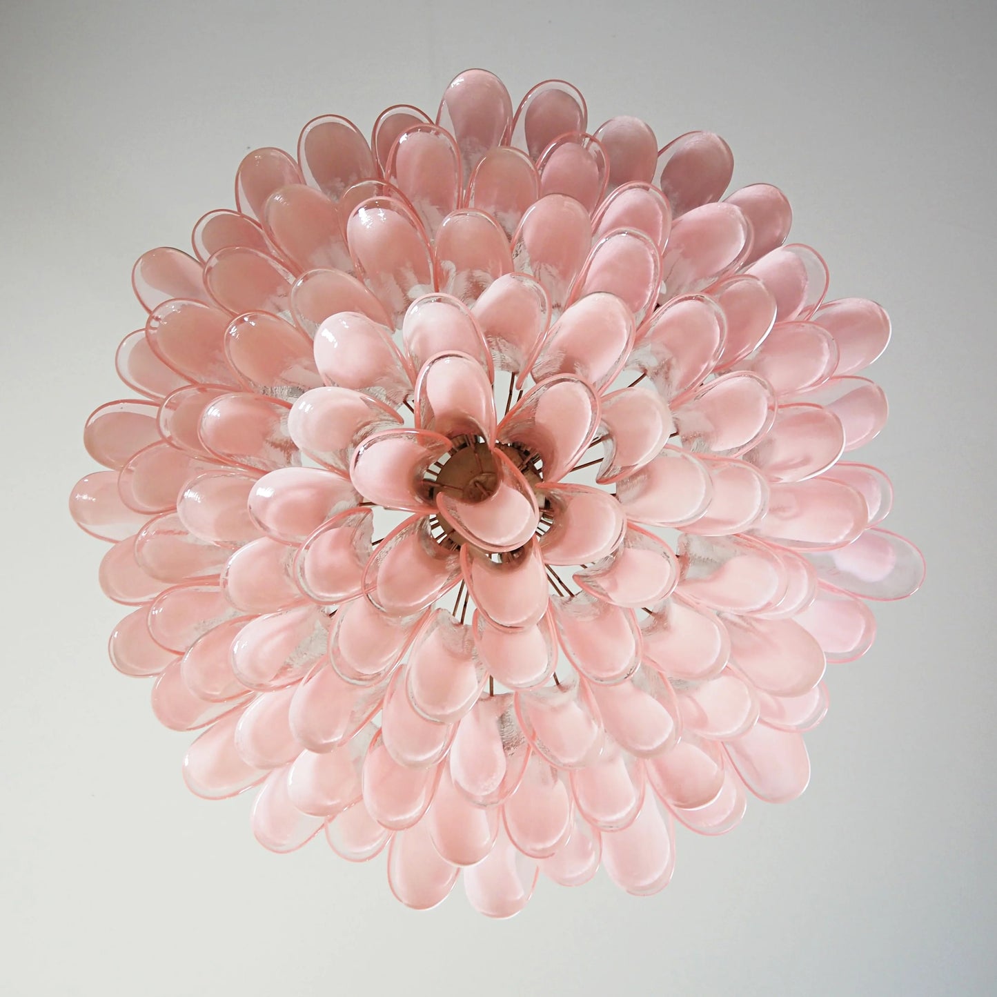 Lámpara de araña de pétalos de cristal rosa de Murano