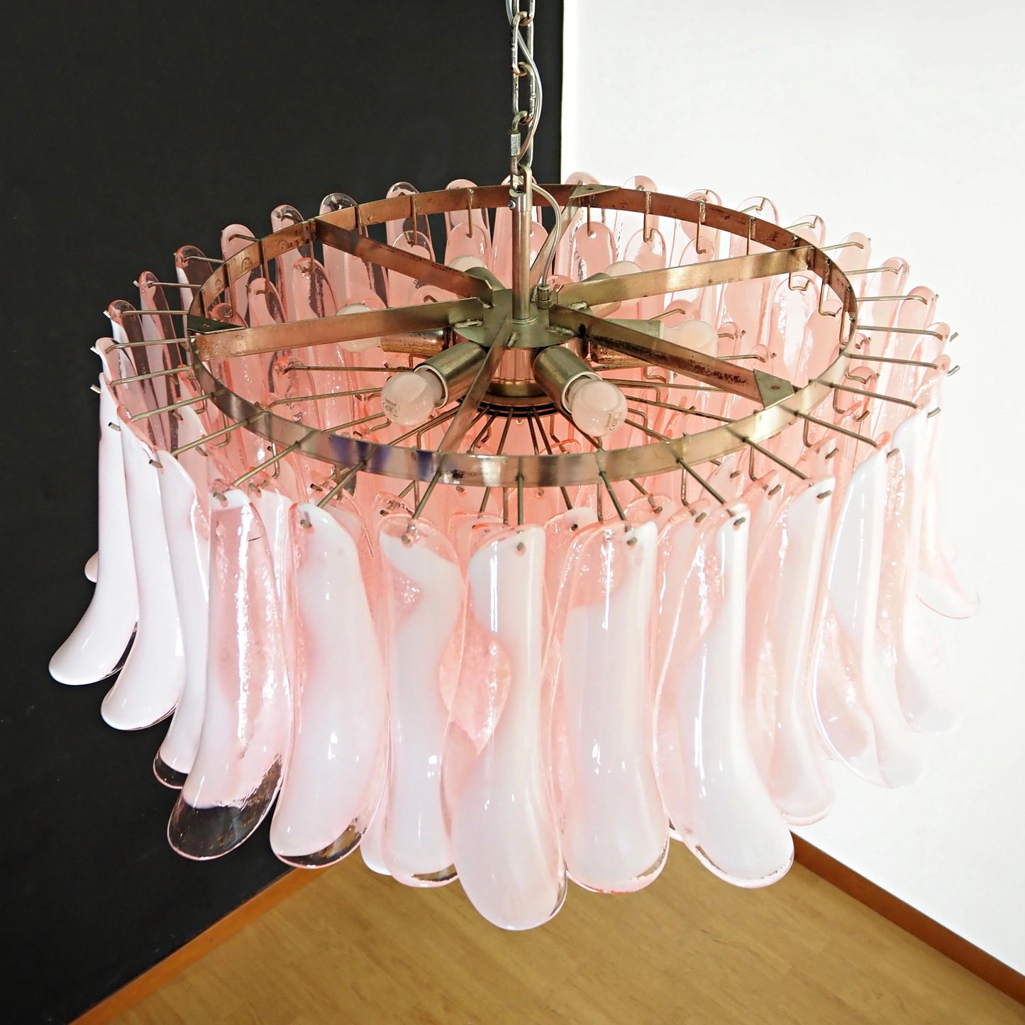 Lámpara de araña de pétalos de cristal rosa de Murano