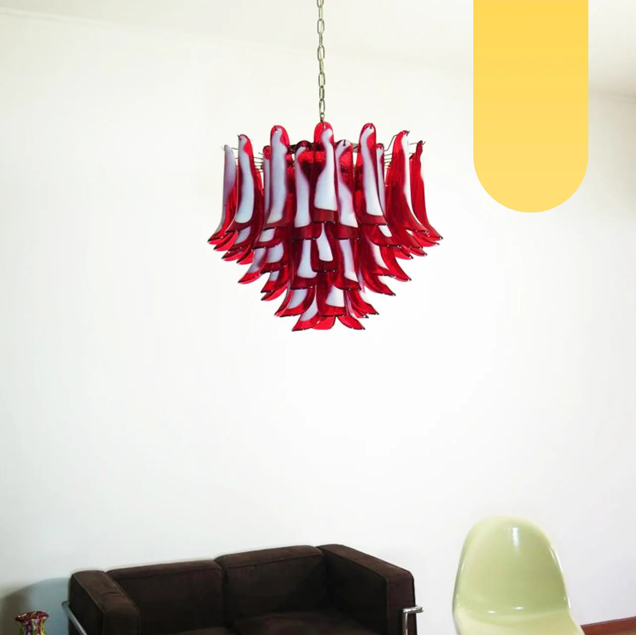 Candelabro vintage de cristal rojo de Murano con pétalos