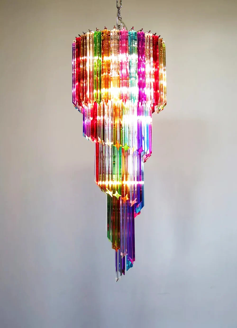Lámpara de araña de cristal de Murano en espiral con prismas multicolores