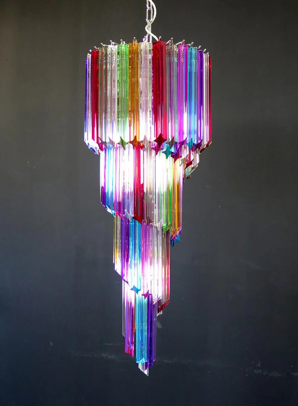 Lámpara de araña de cristal de Murano en espiral con prismas multicolores