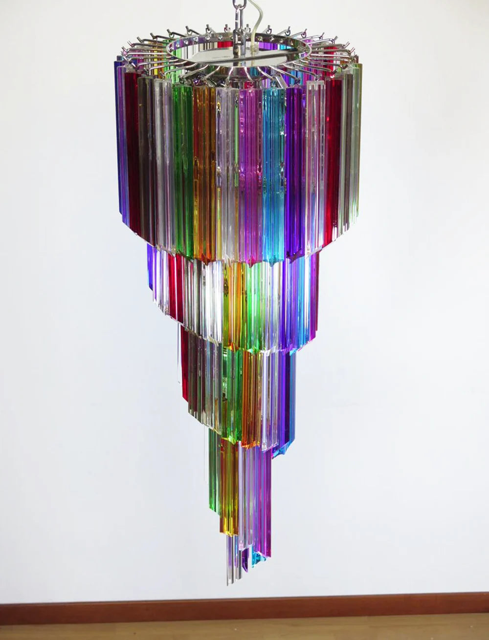 Lámpara de araña de cristal de Murano en espiral con prismas multicolores
