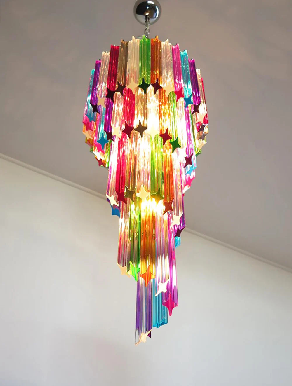 Lámpara de araña de cristal de Murano en espiral con prismas multicolores