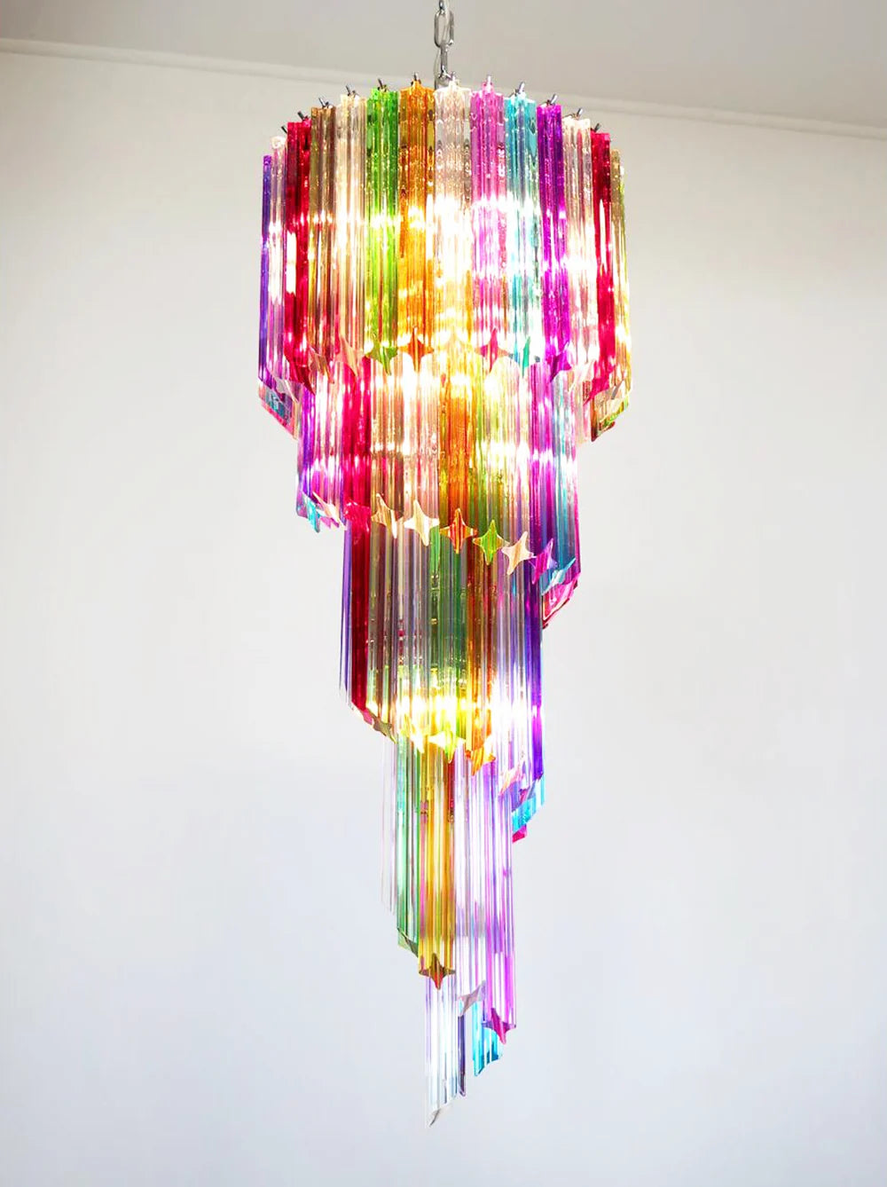 Lámpara de araña de cristal de Murano en espiral con prismas multicolores