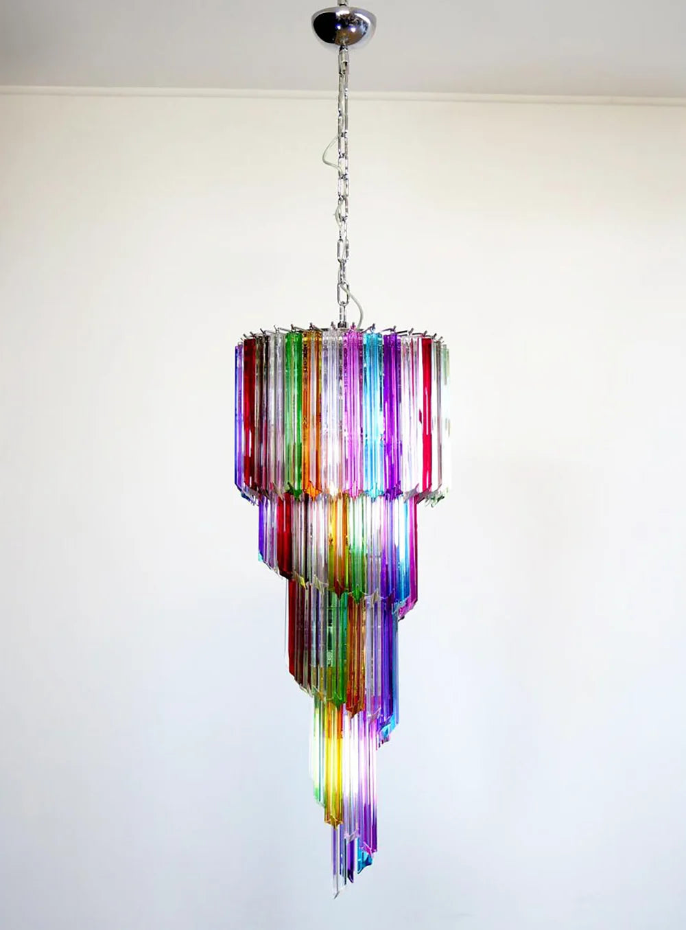 Lámpara de araña de cristal de Murano en espiral con prismas multicolores