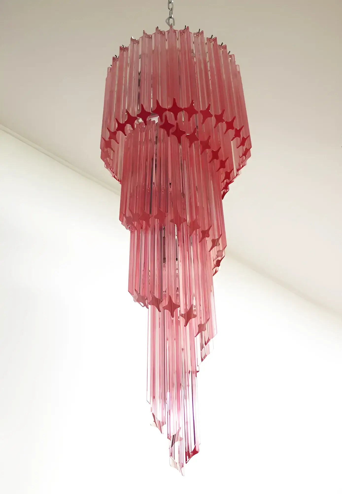 Lámpara de araña de cristal rosa con espiral prismática de Murano