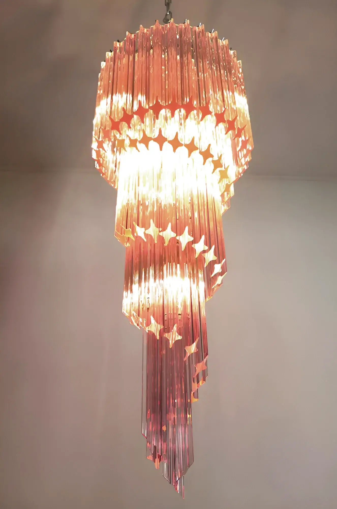 Lámpara de araña de cristal rosa con espiral prismática de Murano