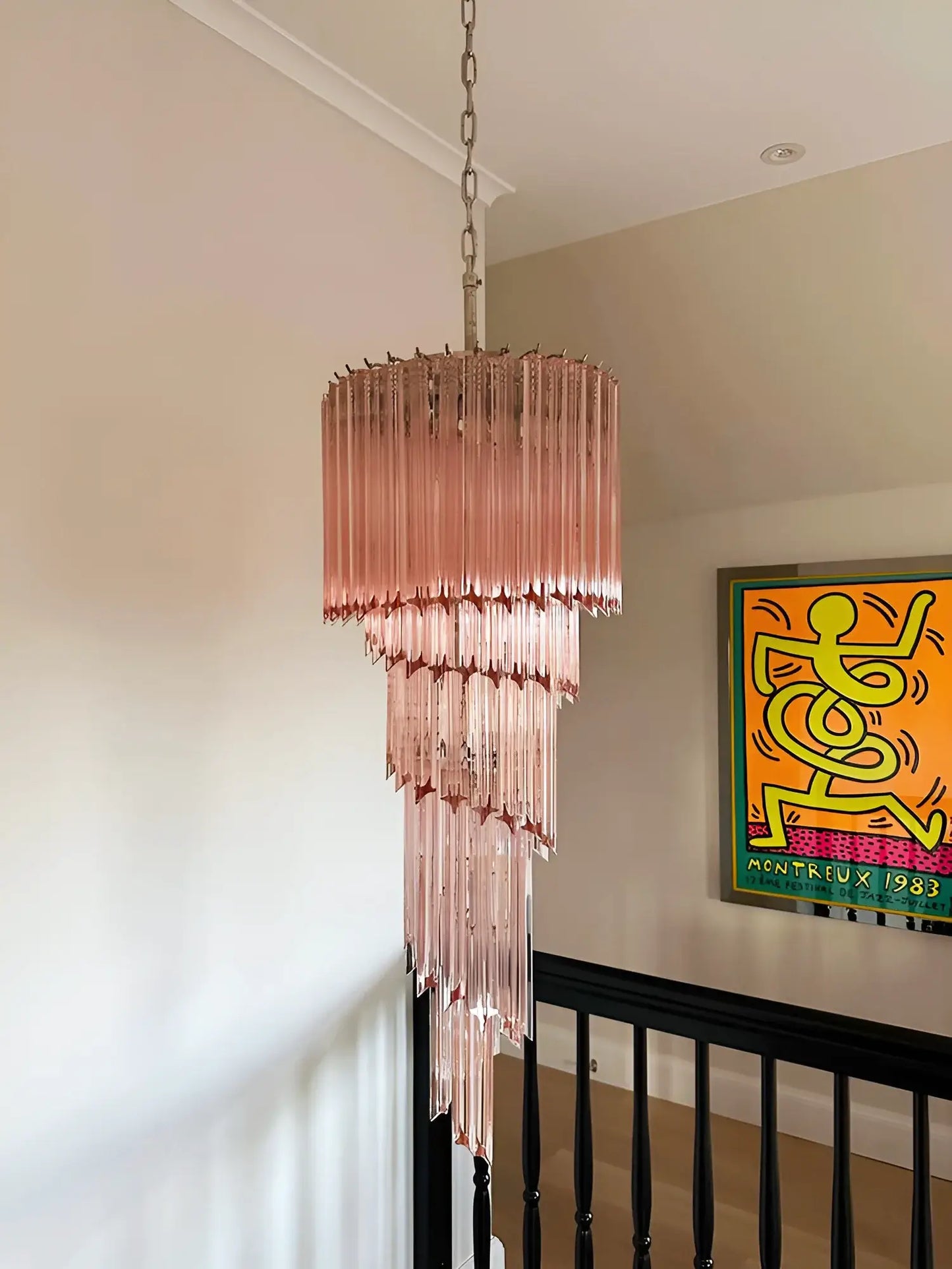 Lámpara de araña de cristal rosa con espiral prismática de Murano