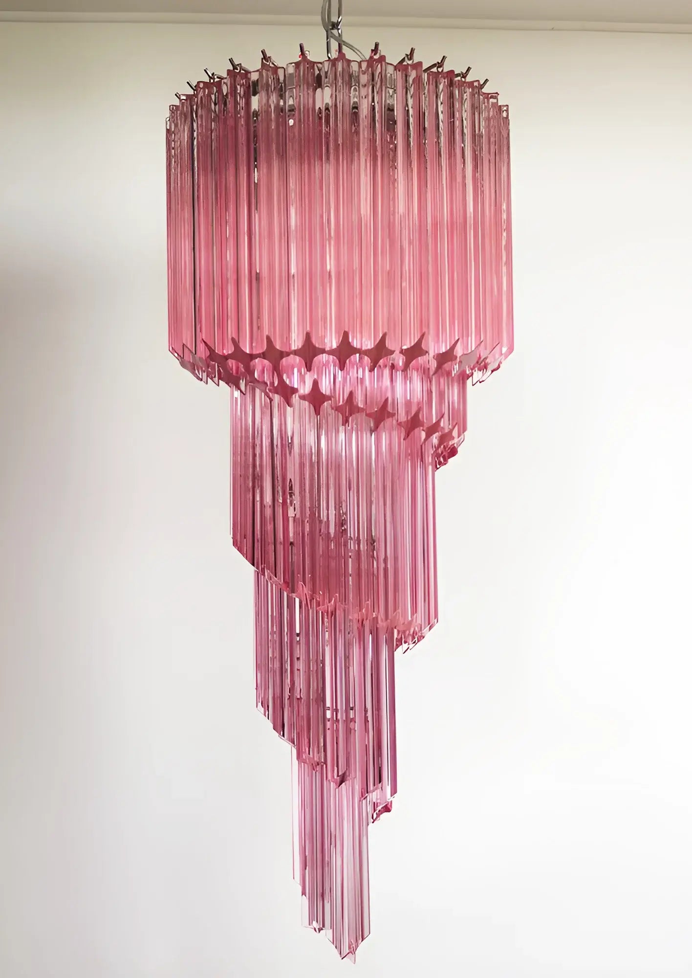 Lámpara de araña de cristal rosa con espiral prismática de Murano