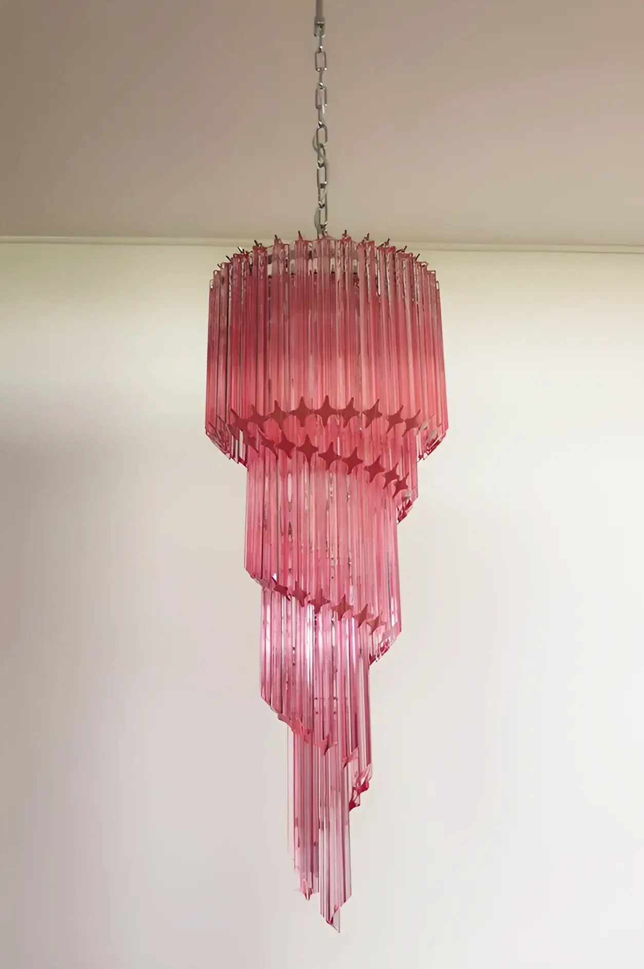Lámpara de araña de cristal rosa con espiral prismática de Murano