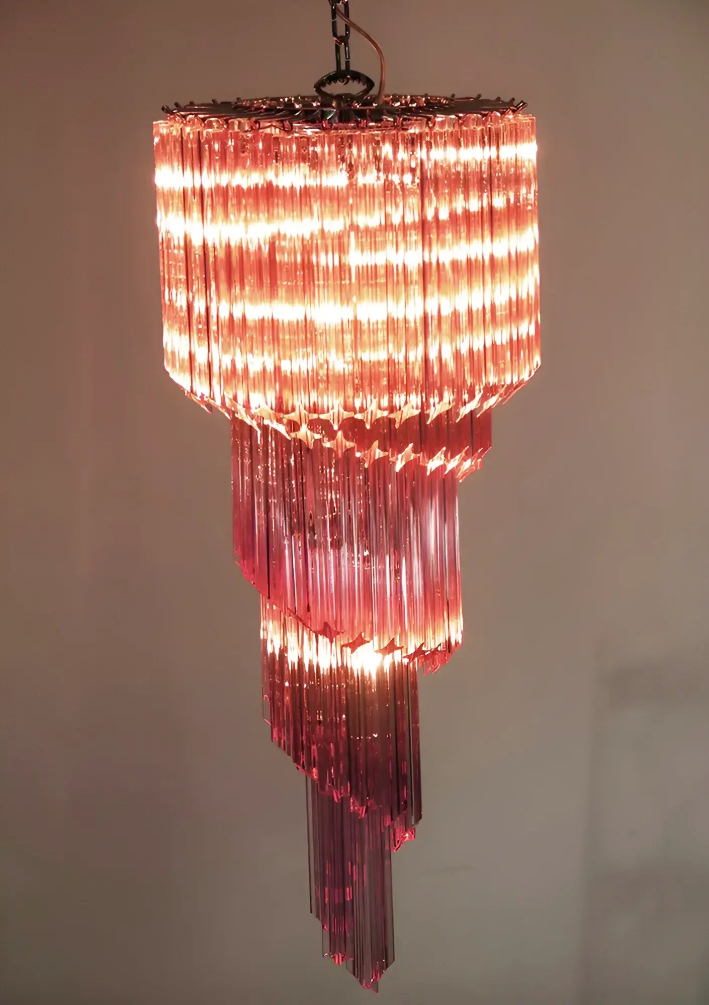 Lámpara de araña de cristal rosa con espiral prismática de Murano