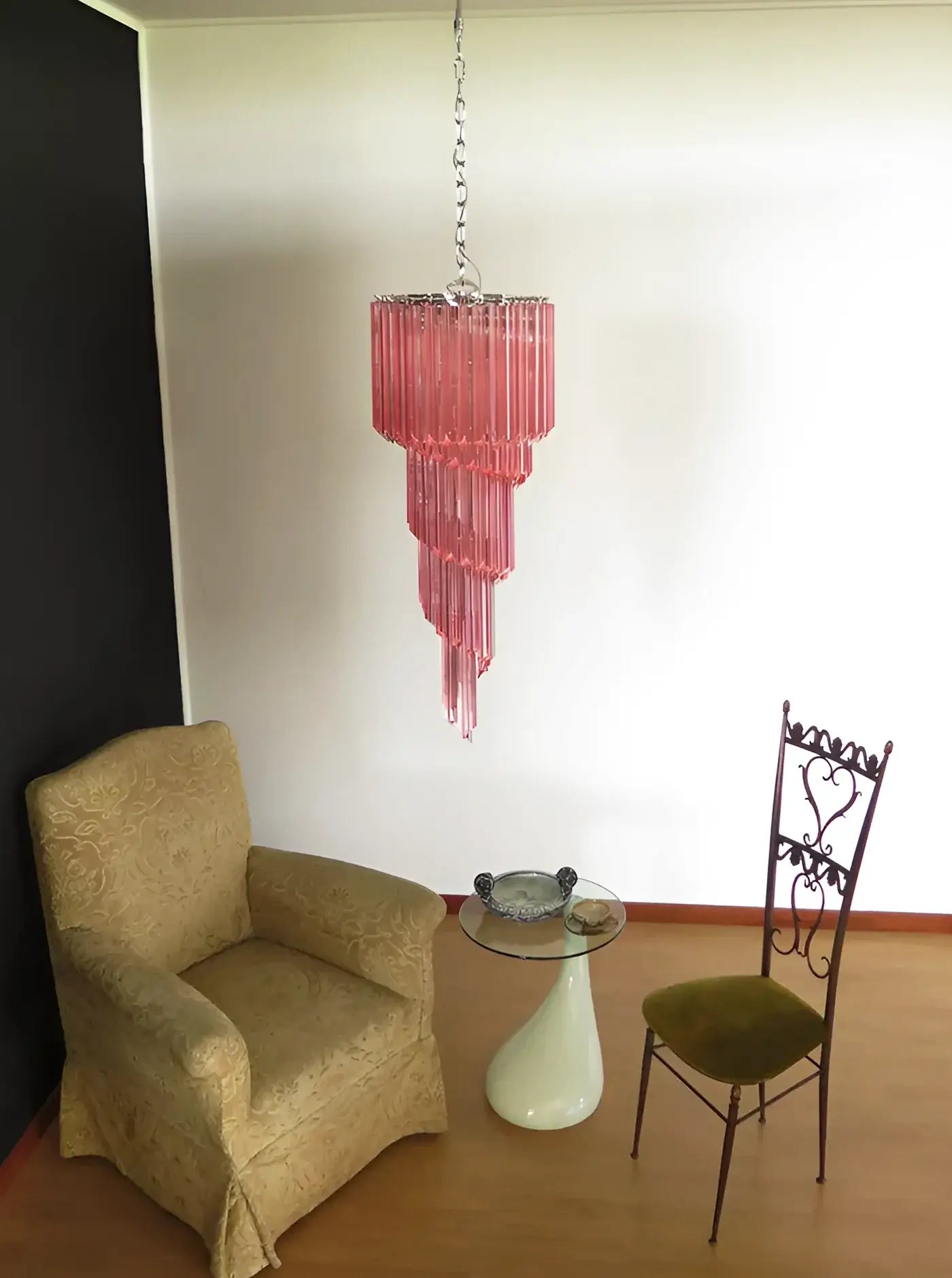 Lámpara de araña de cristal rosa con espiral prismática de Murano