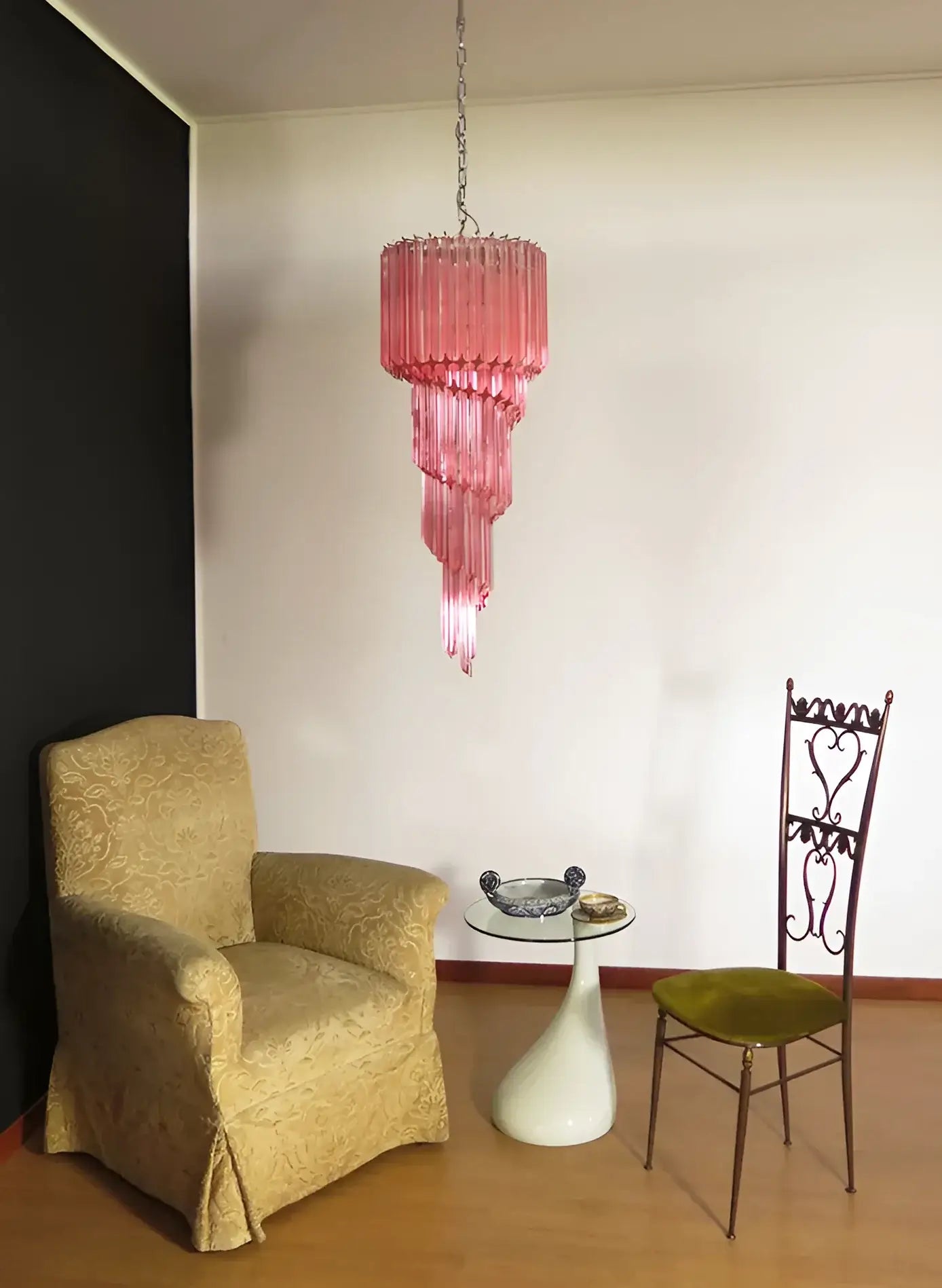 Lámpara de araña de cristal rosa con espiral prismática de Murano