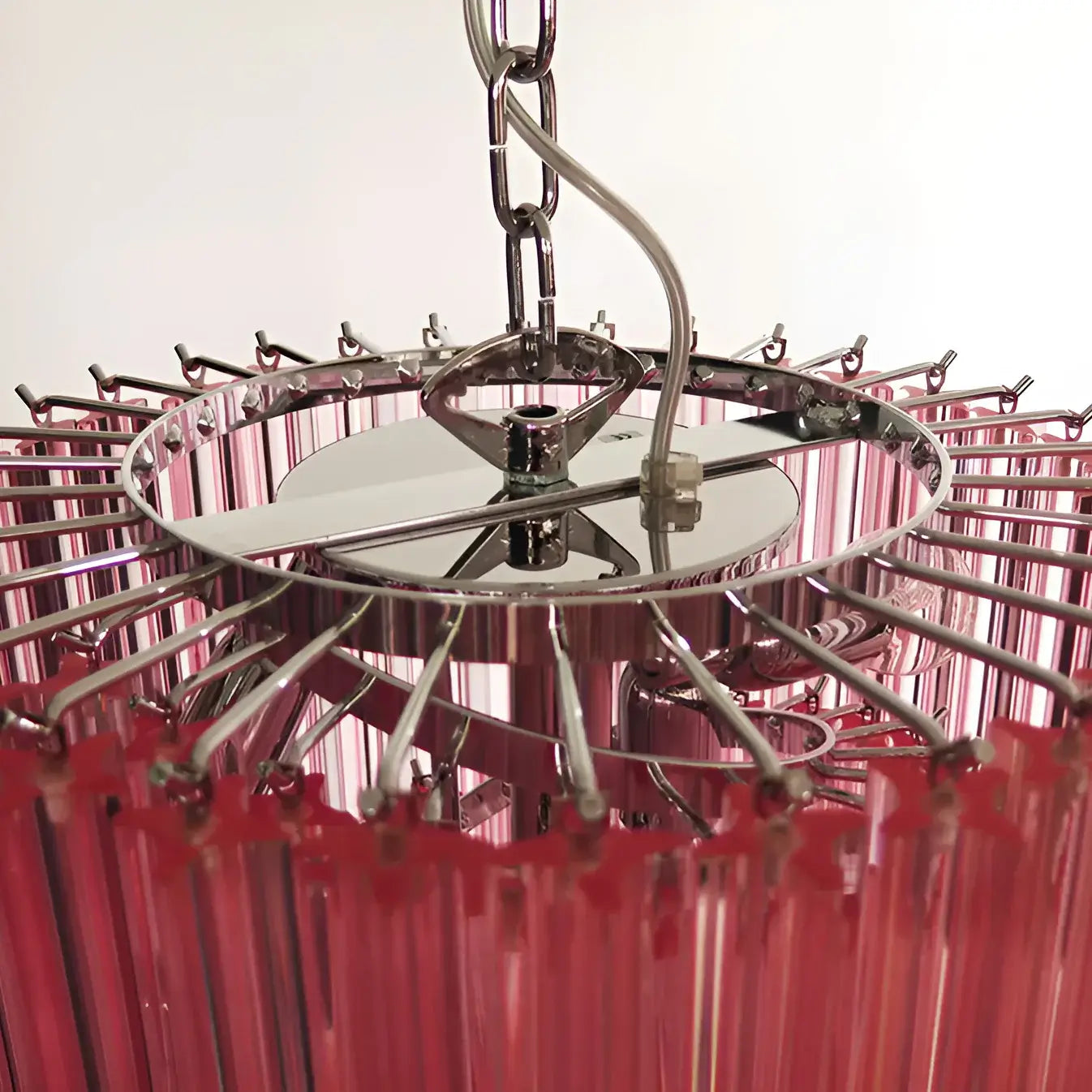 Lámpara de araña de cristal rosa con espiral prismática de Murano