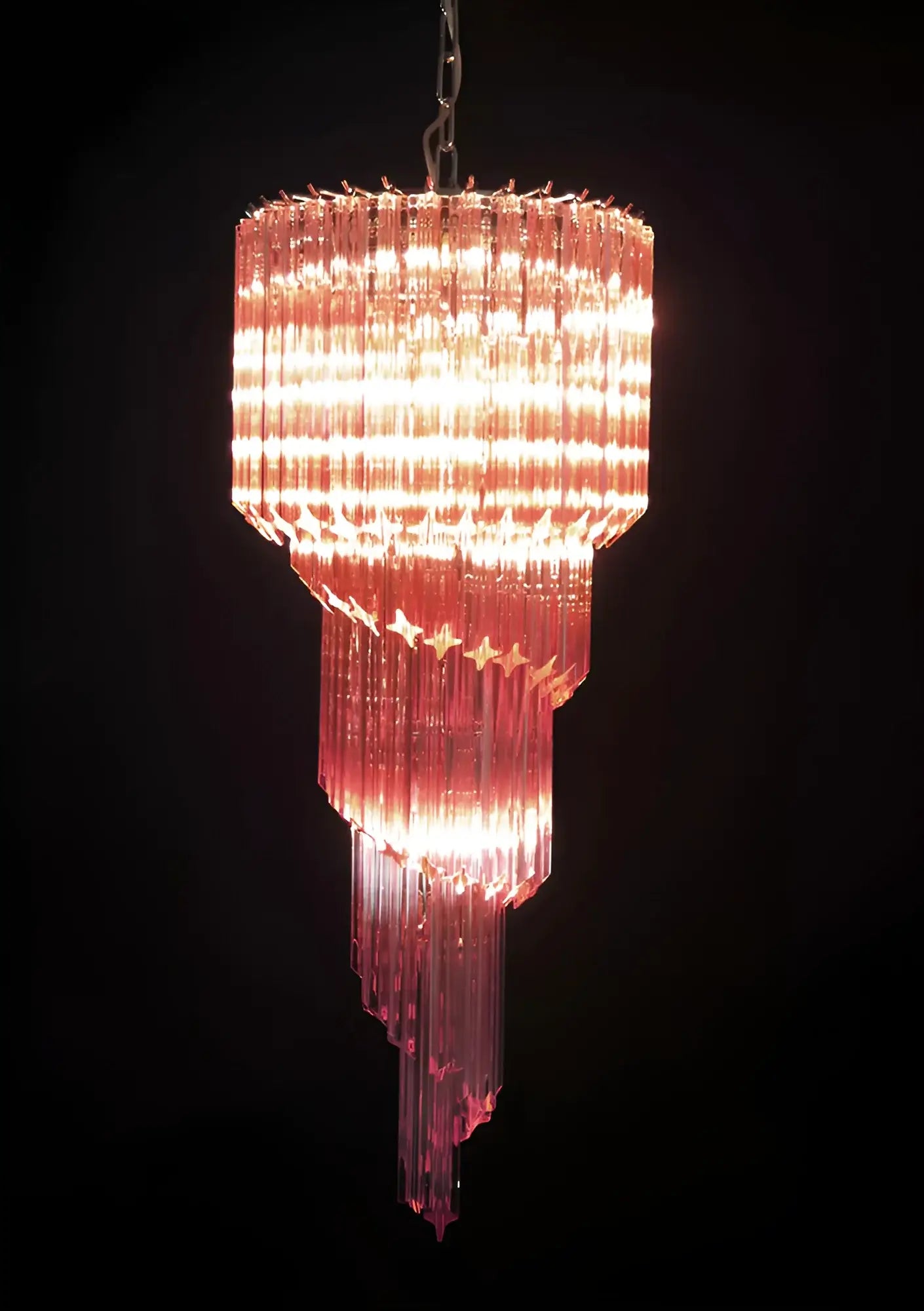 Lámpara de araña de cristal rosa con espiral prismática de Murano