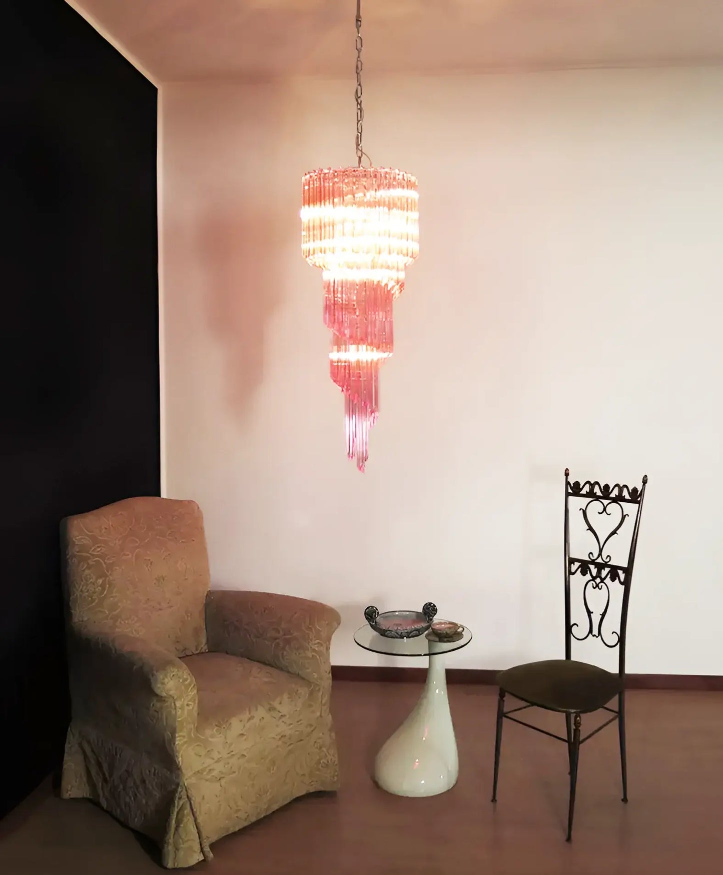 Lámpara de araña de cristal rosa con espiral prismática de Murano