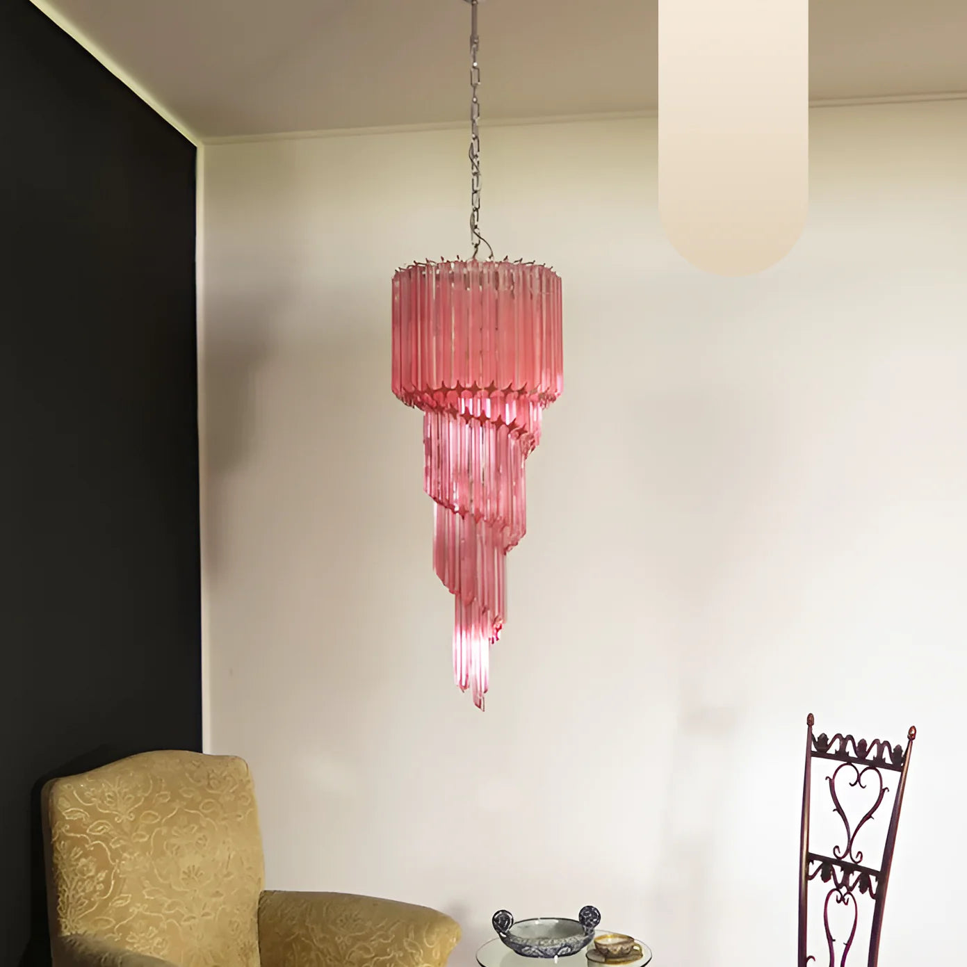 Lámpara de araña de cristal rosa con espiral prismática de Murano