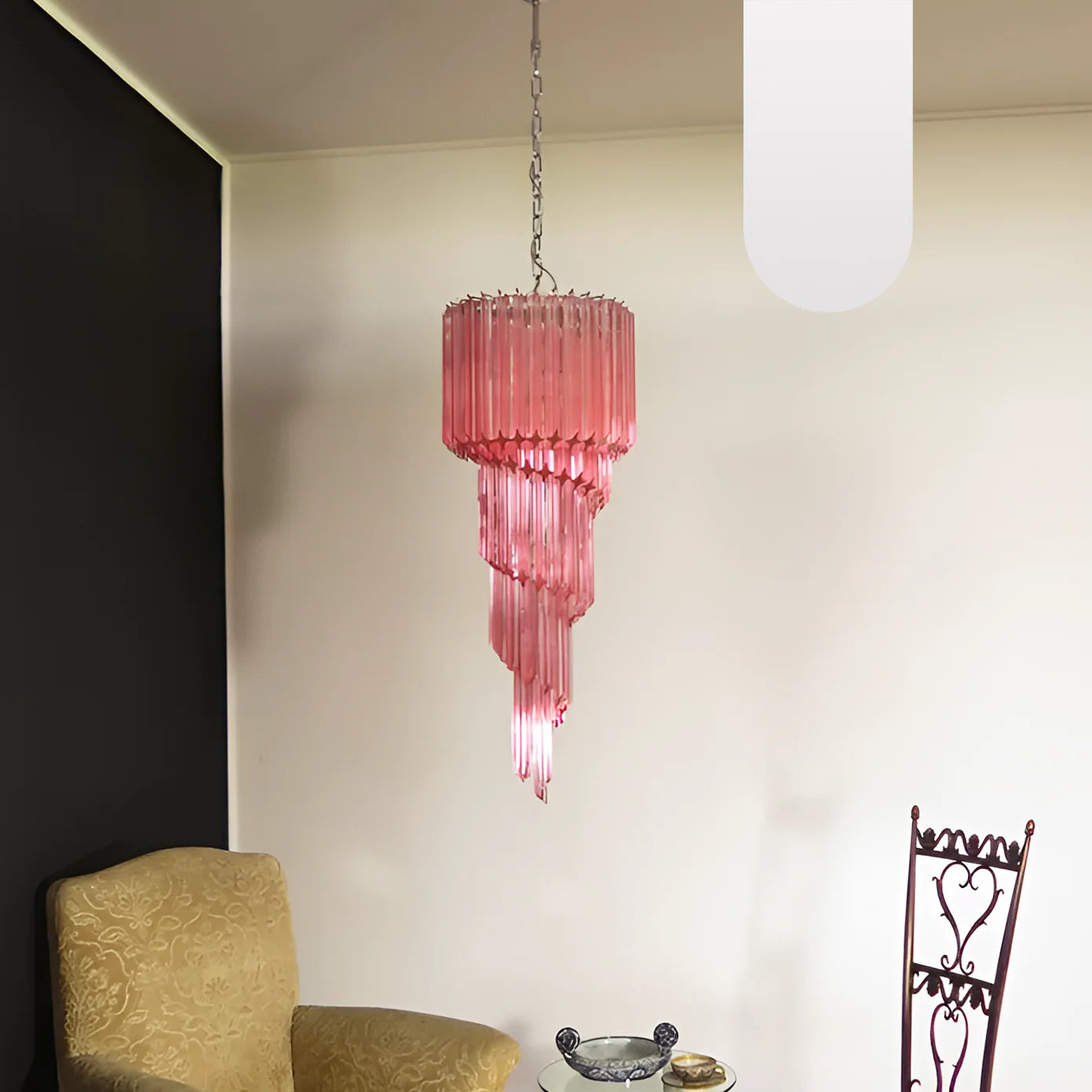 Lámpara de araña de cristal rosa con espiral prismática de Murano