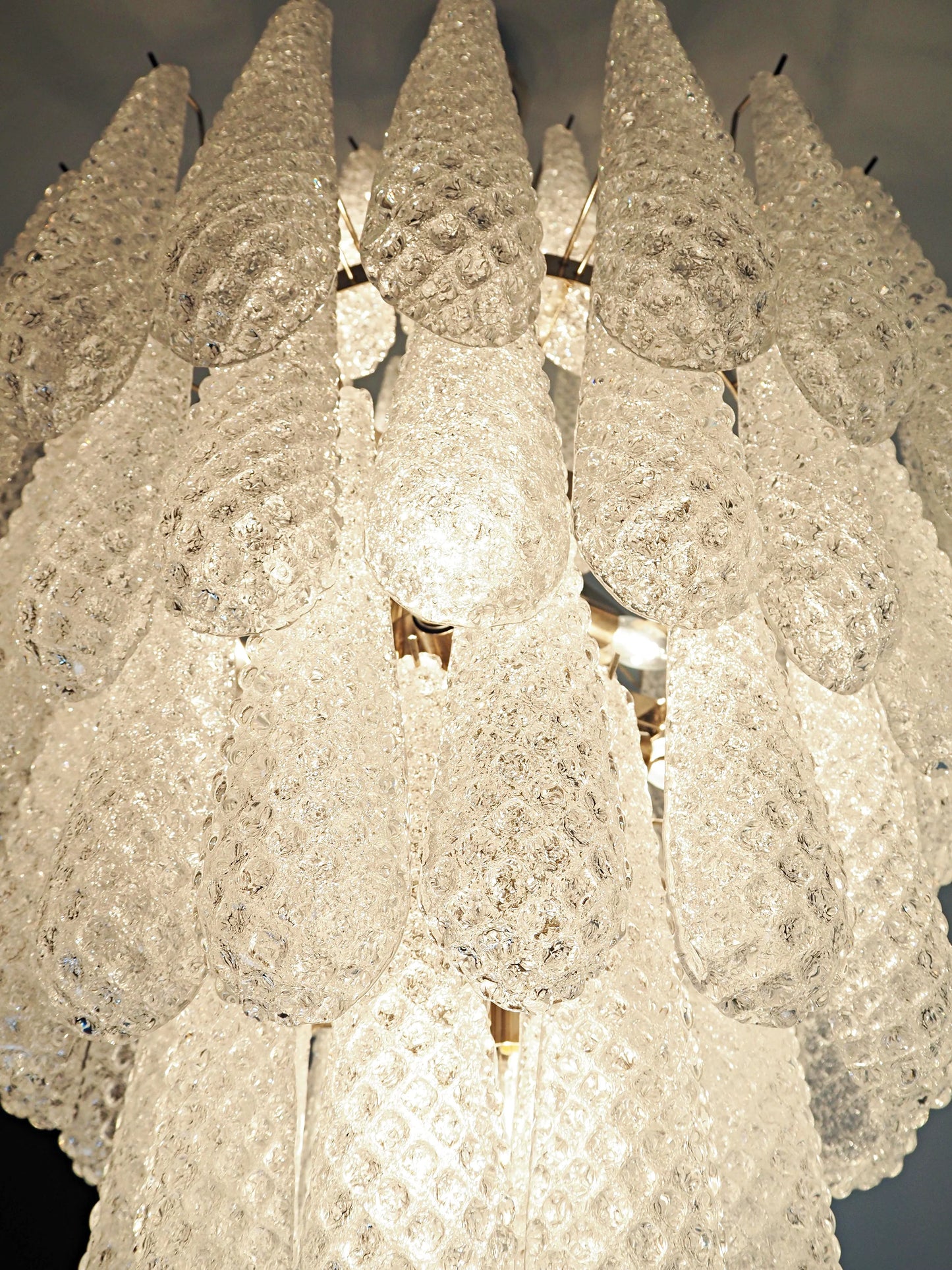 Lámpara de araña de cristal con pétalos transparentes de Murano