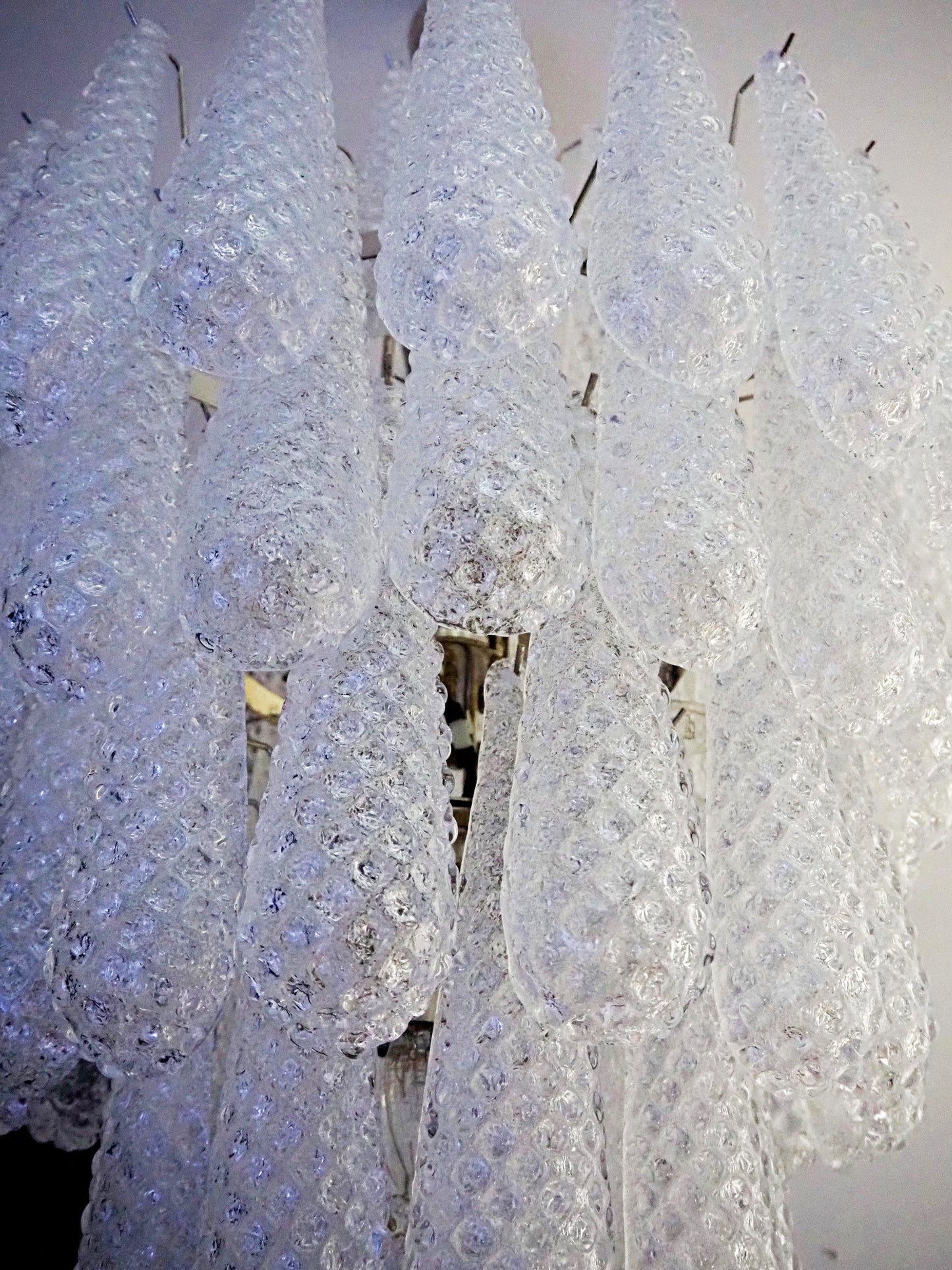 Lámpara de araña de cristal con pétalos transparentes de Murano