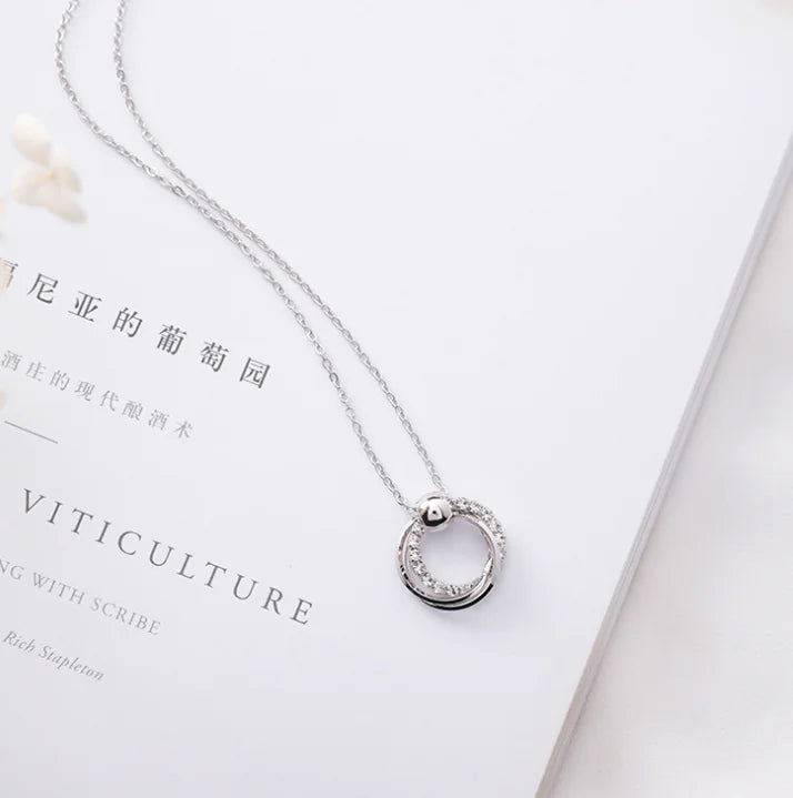 Juego de pendientes y collar de círculo de diamantes brillantes