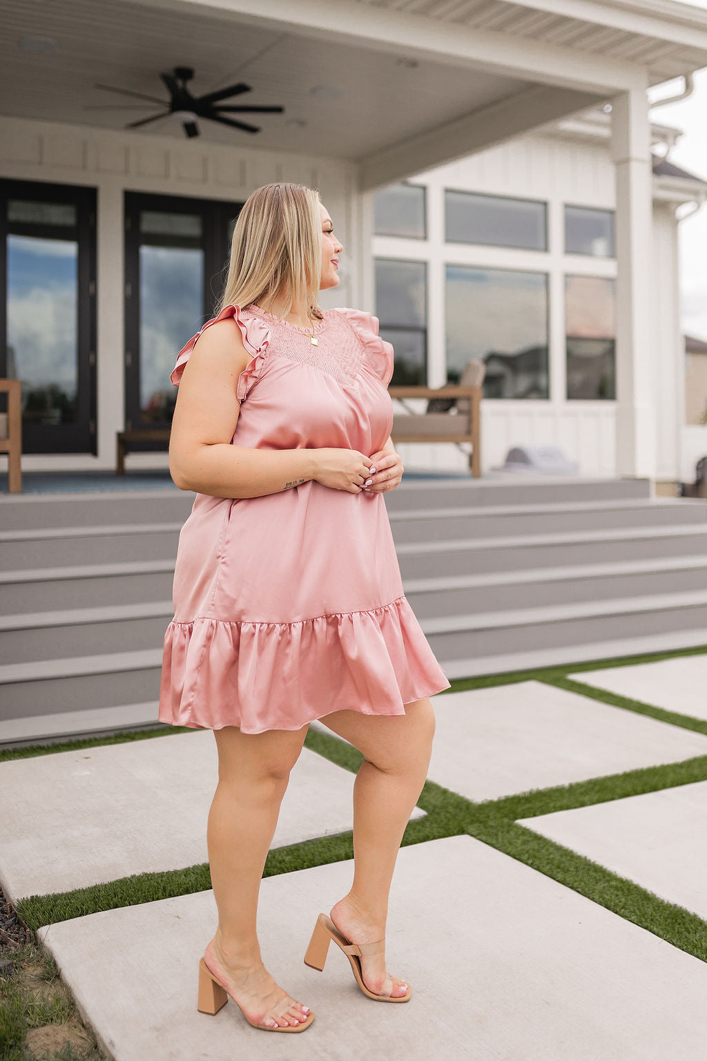 Nuevo vestido con volantes Gal