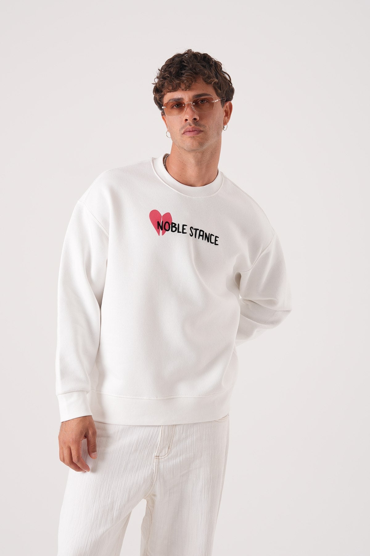 Sudadera extragrande Noble Stance: Gráfico artístico de corazón y perro
