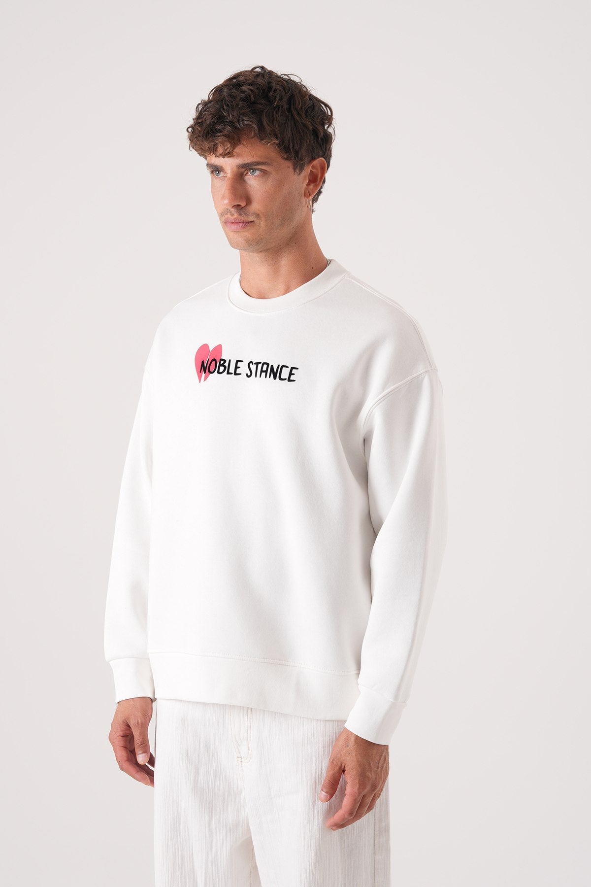 Sudadera extragrande Noble Stance: Gráfico artístico de corazón y perro