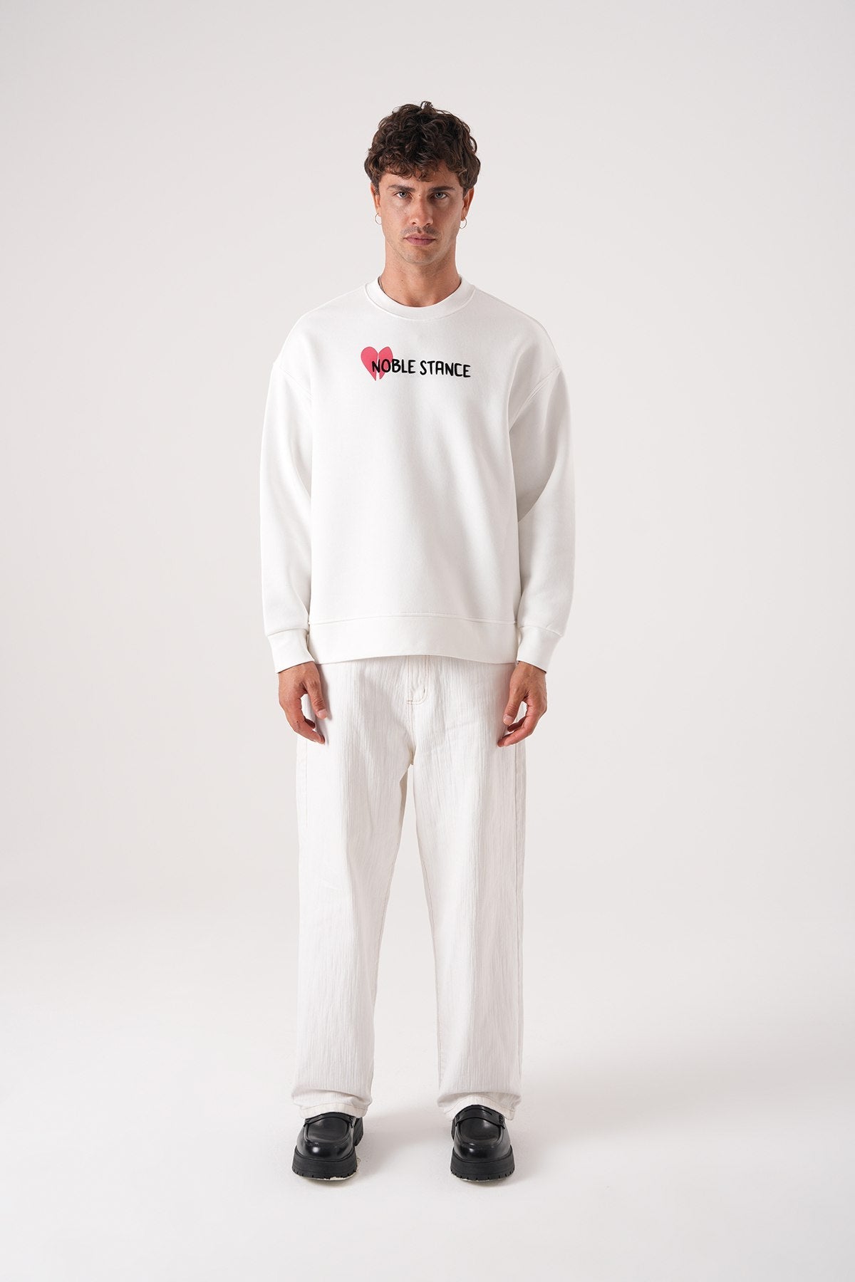 Sudadera extragrande Noble Stance: Gráfico artístico de corazón y perro