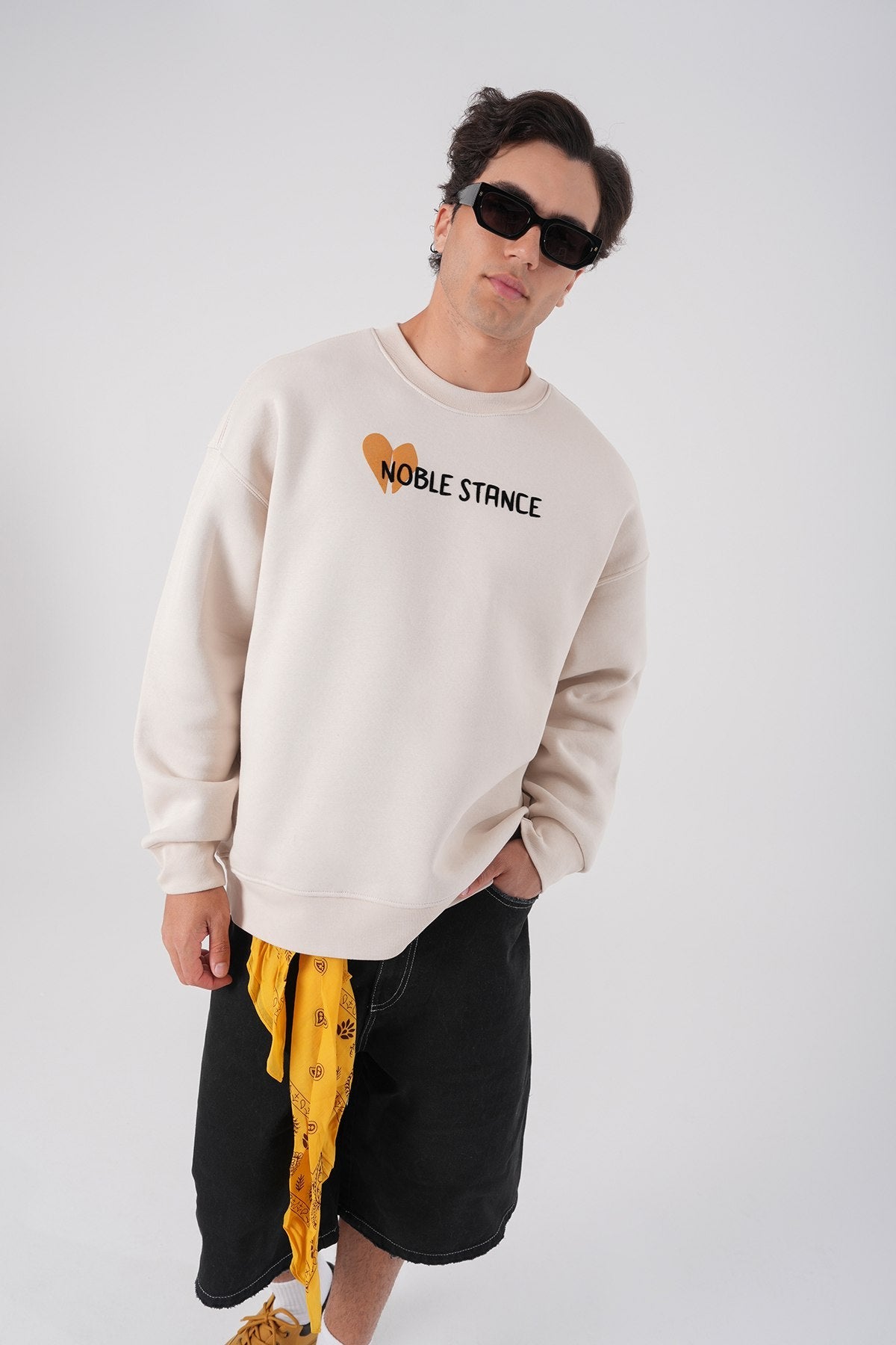 Sudadera extragrande Noble Stance: Gráfico artístico de corazón y perro
