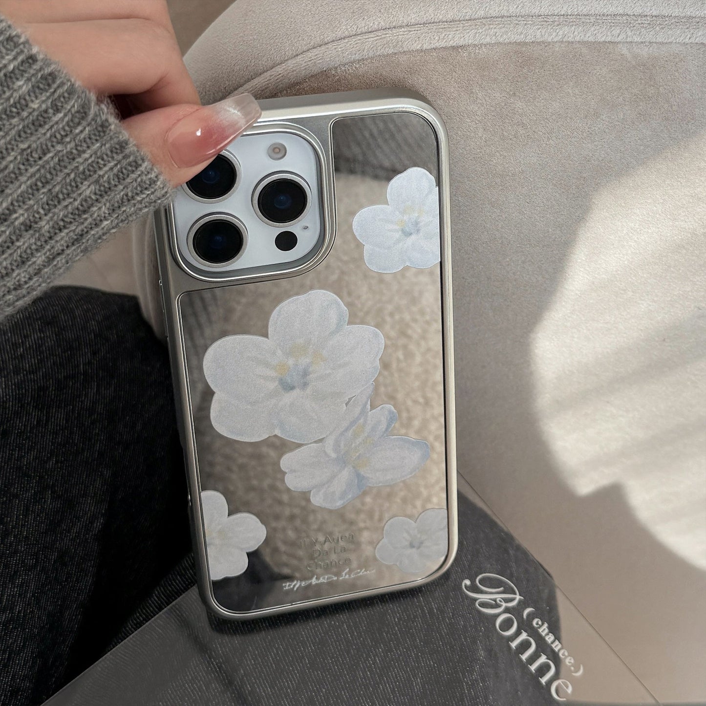 El temperamento suave se aplica a la funda de teléfono móvil Apple 15promax para iPhone 17, con diseño de flores de espejo, coreana, galvanizada.