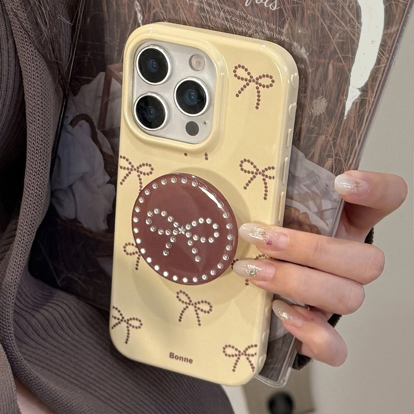 Soporte de lazo de lunares dorados, funda para móvil Apple 17 iphone16promax, apta para 14 personalidades 16 todo incluido.