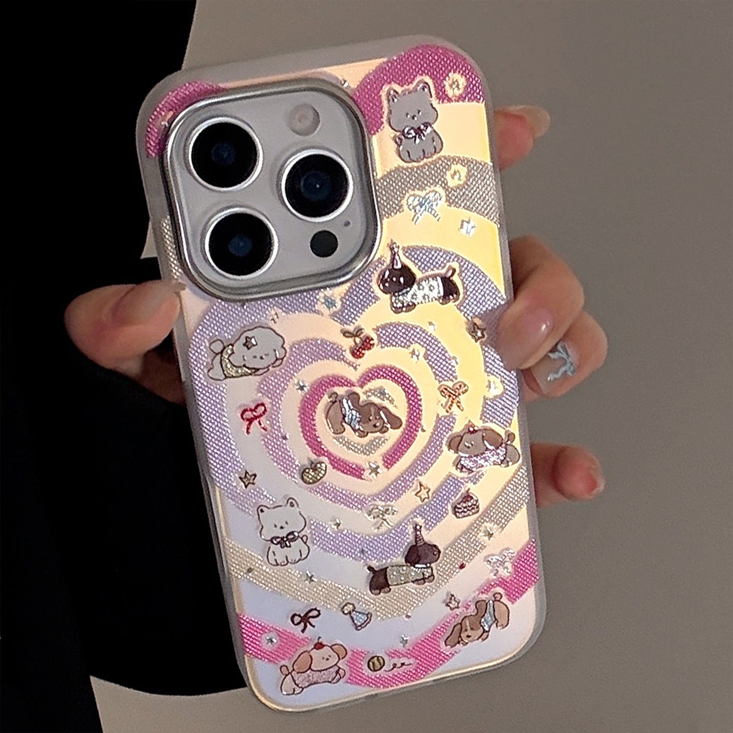 El láser dorado es adecuado para la funda de iPhone 16 Pro Max, el Apple 15 anticaída, el 14 de colores con dibujos animados de corazones y el 13 de Corea.