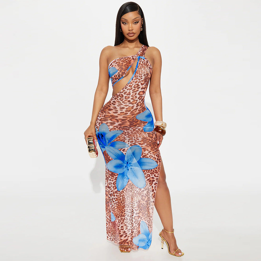 Vestido de mujer con cuello diagonal, calado, con aberturas, transparente de malla y estampado floral.