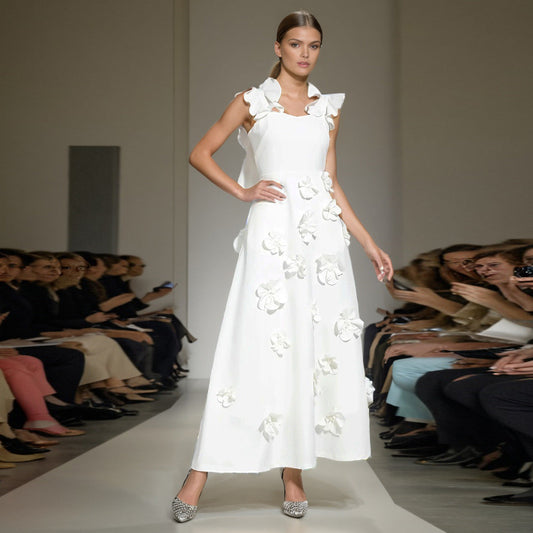 Vestido de tirantes con flor tridimensional y costura de alta calidad