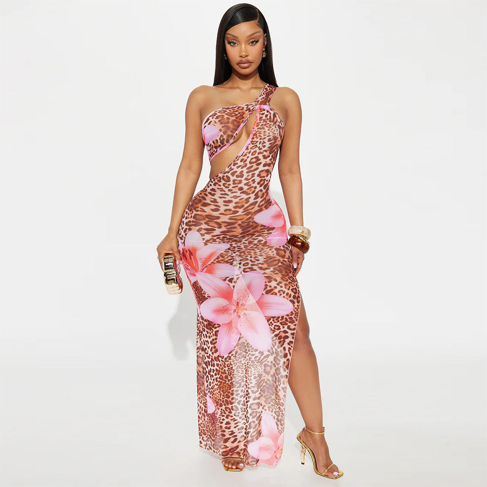 Vestido de mujer con cuello diagonal, calado, con aberturas, transparente de malla y estampado floral.