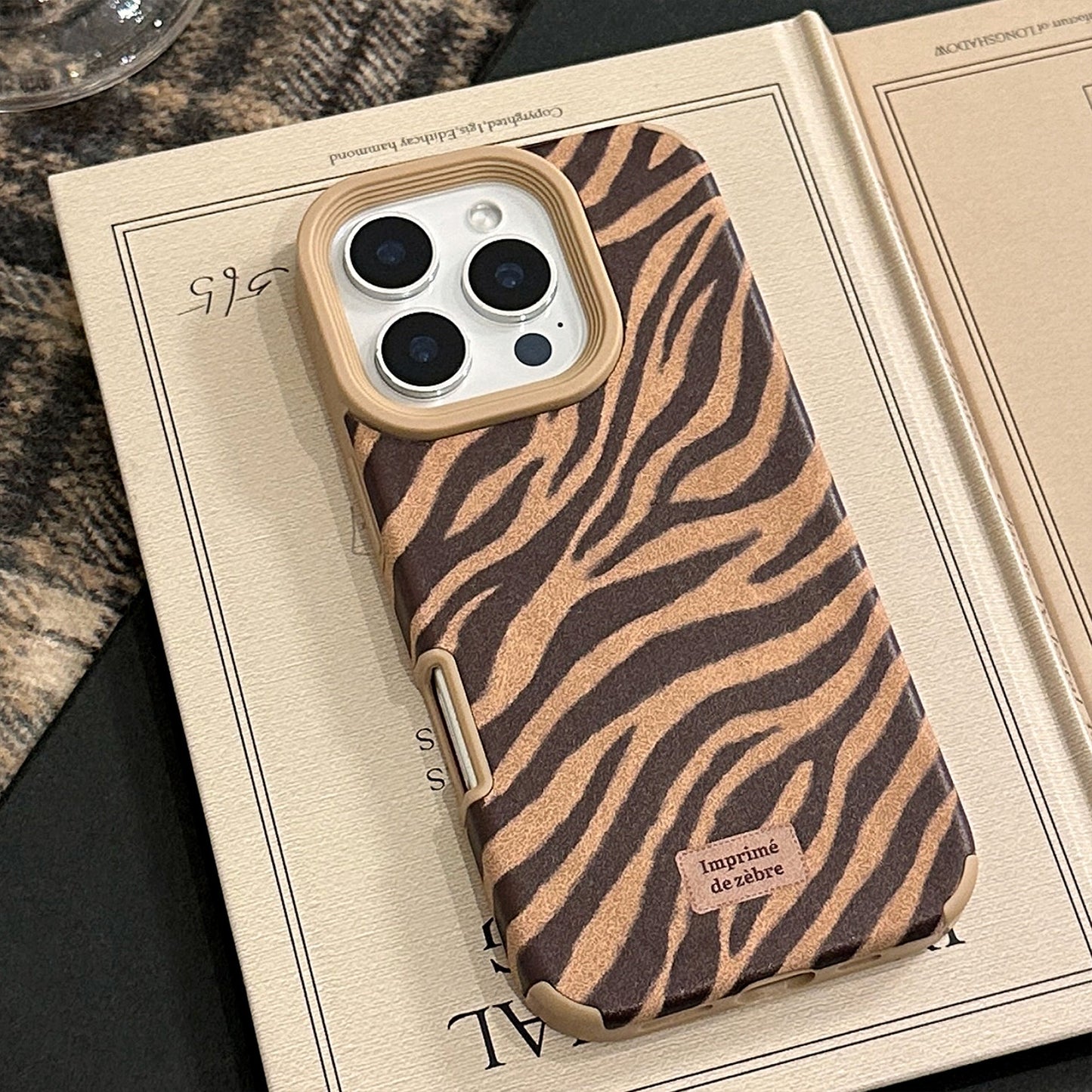 El patrón de cebra personalizado es adecuado para la funda de iPhone 16, Apple 17, teléfono móvil 15promax, retro 14, gamuza 13, generación de pelo.