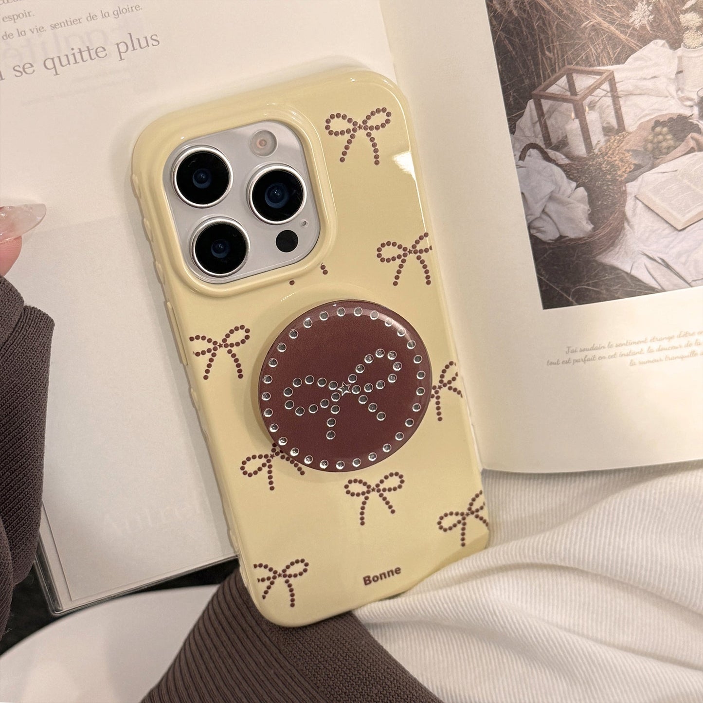 Soporte de lazo de lunares dorados, funda para móvil Apple 17 iphone16promax, apta para 14 personalidades 16 todo incluido.
