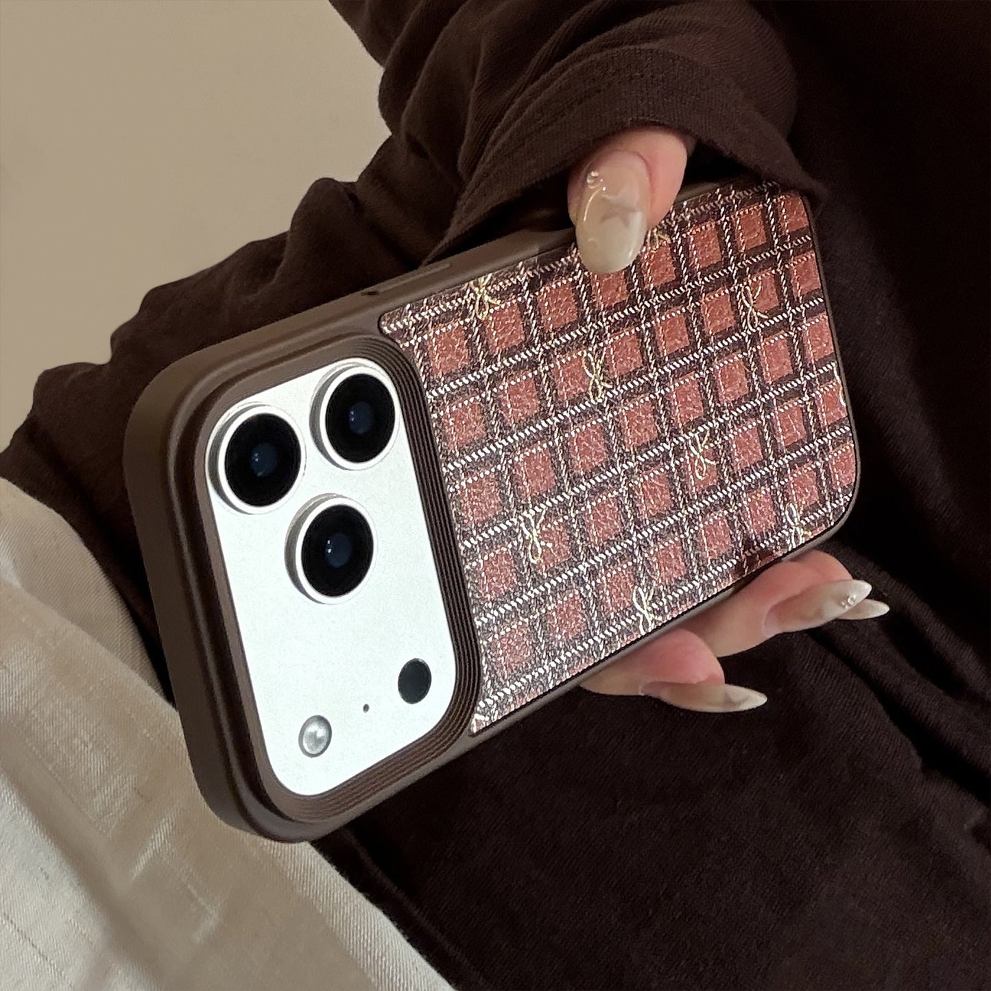 Funda de teléfono móvil de manzana dorada 16, lazo retro a cuadros 17promax 11 para iPhone 15, de cuero anticaída.