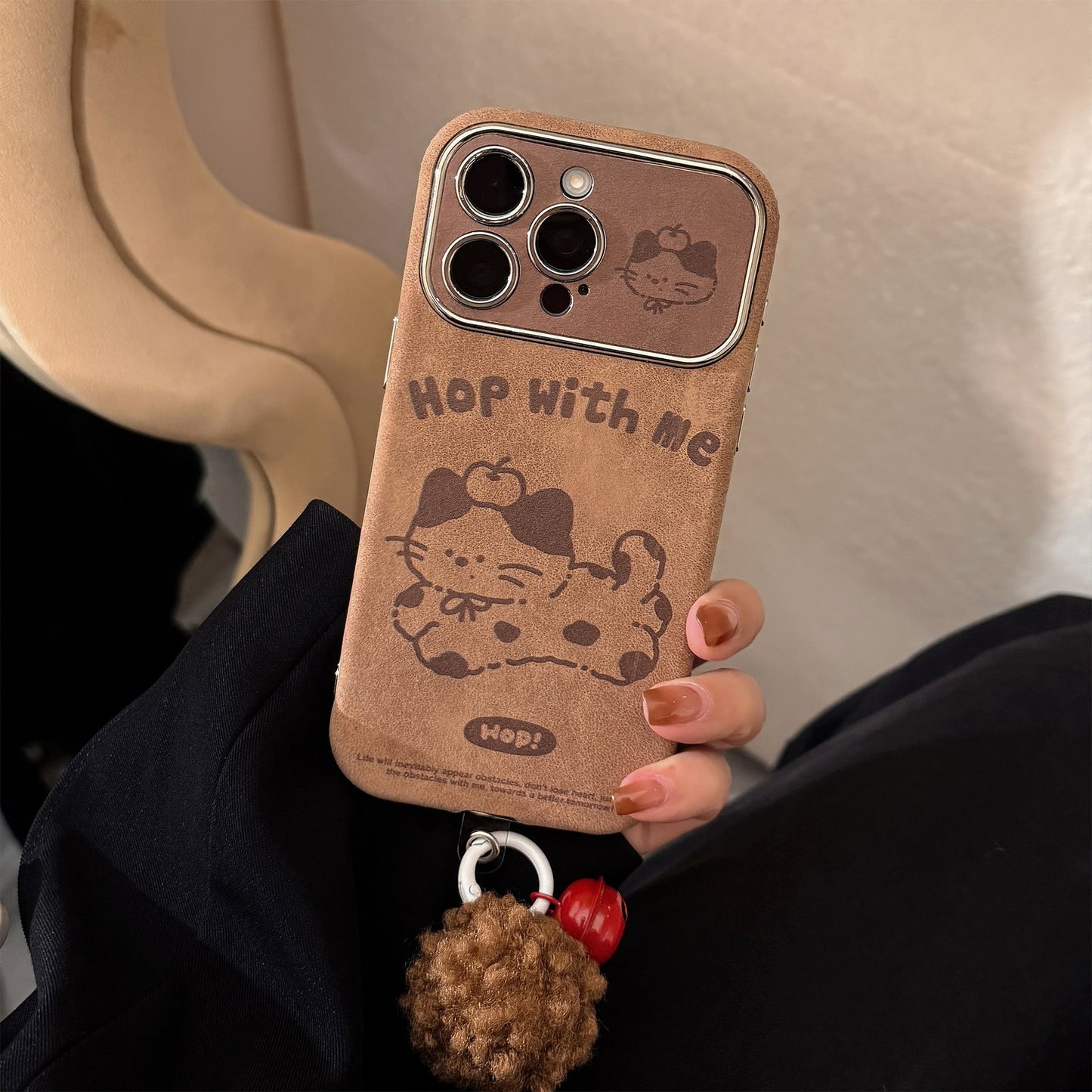 Funda de iPhone de dibujos animados marrones para iPhone 16, gamuza 15promax, cuerda con pompones 14, pareja de otoño e invierno 17