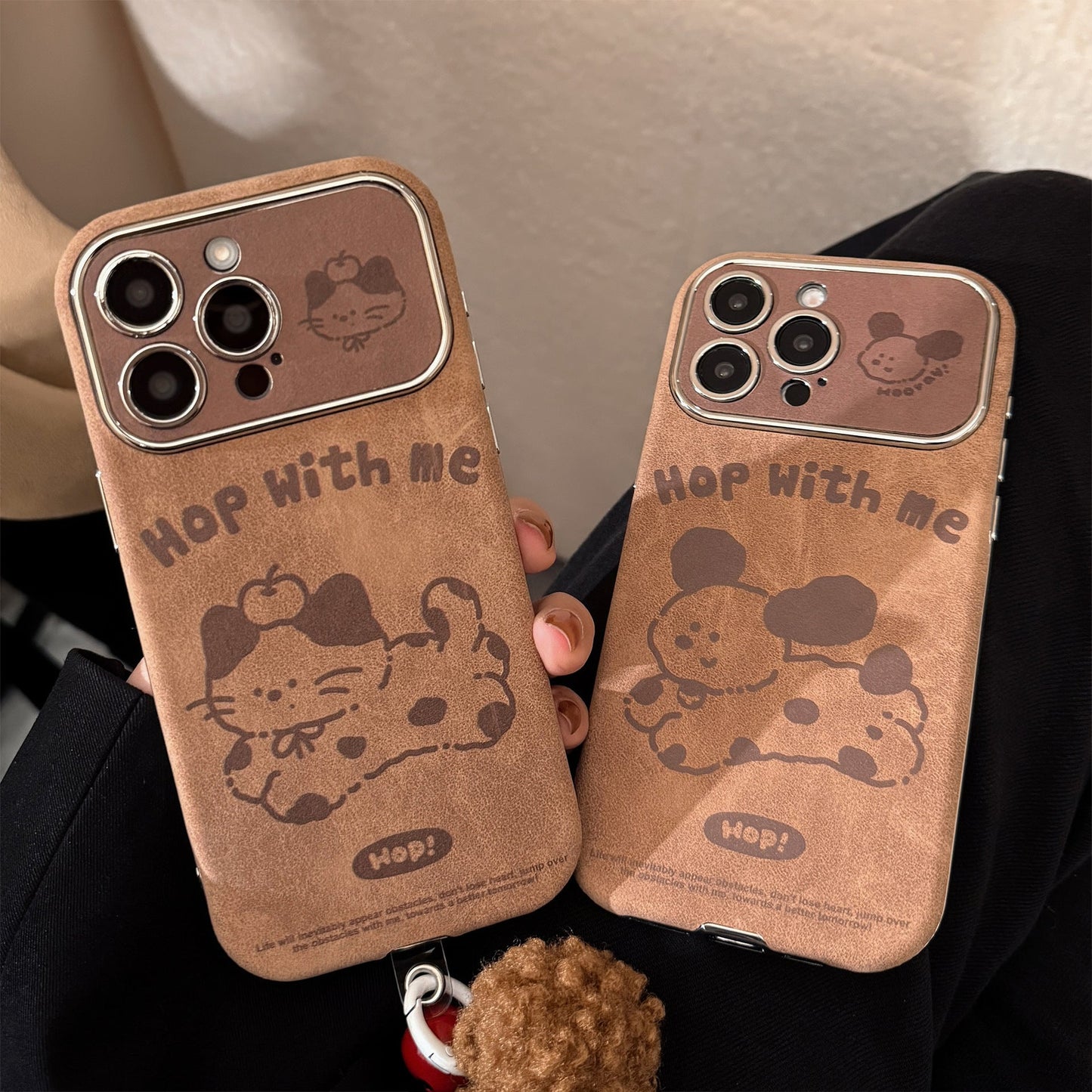 Funda de iPhone de dibujos animados marrones para iPhone 16, gamuza 15promax, cuerda con pompones 14, pareja de otoño e invierno 17